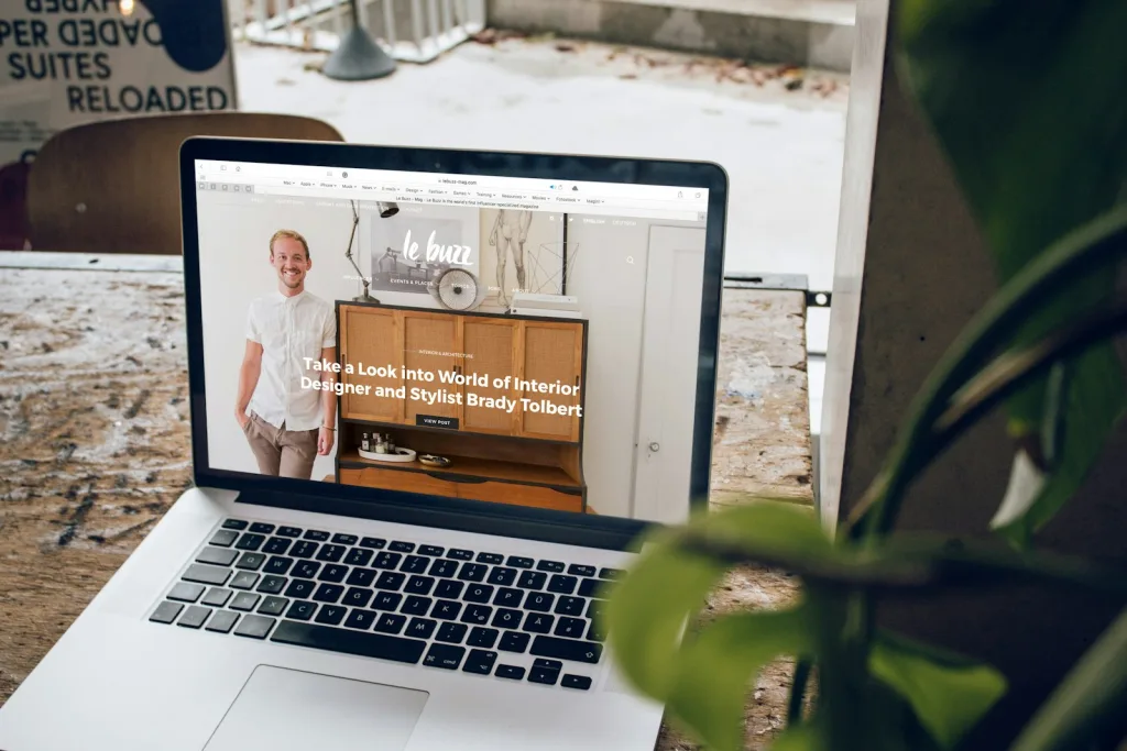 Web designer al lavoro sulla progettazione di un sito web professionale