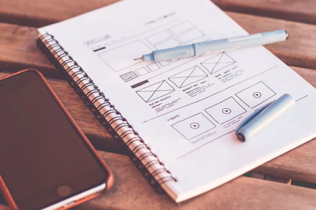 Wireframe e schizzi per la progettazione di un sito web su una scrivania