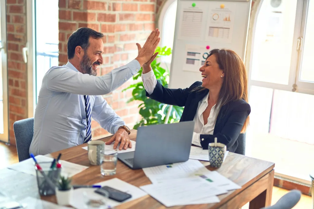 Incontro tra agenzia e cliente per discutere il preventivo di un sito web