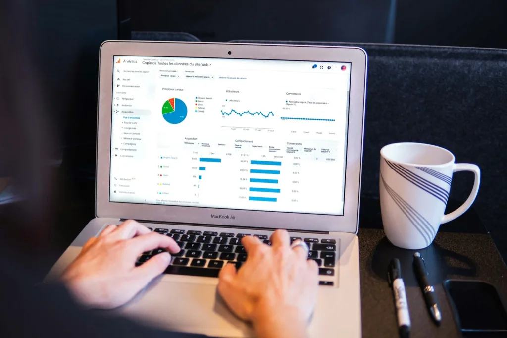 Persona analizza le statistiche di un sito web sullo schermo del computer